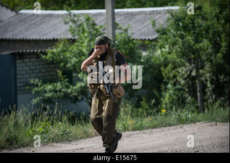 Donetsk, Ukraine. 22 mai, 2014. Un homme d'insurgés locaux cris après l'évacuation de l'avant dans la région de Lysychansk dans la région de Donetsk, Ukraine, le 22 mai 2014. Au moins 13 soldats ukrainiens ont été tués dans une attaque des rebelles à un poste de contrôle militaire de l'Ukraine dans l'est de la région de Donetsk tôt Jeudi, le Président par intérim du pays Alexandr Tourchinov a dit. Credit : Dai Tianfang/Xinhua/Alamy Live News Banque D'Images