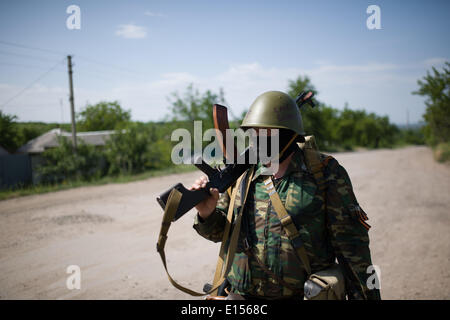 Donetsk, Ukraine. 22 mai, 2014. Un homme d'insurgés locaux évacue de l'avant dans la région de Donetsk Lisichansk dans, l'Ukraine, le 22 mai 2014. Au moins 13 soldats ukrainiens ont été tués dans une attaque des rebelles à un poste de contrôle militaire de l'Ukraine dans l'est de la région de Donetsk tôt Jeudi, le Président par intérim du pays Alexandr Tourchinov a dit. Credit : Dai Tianfang/Xinhua/Alamy Live News Banque D'Images