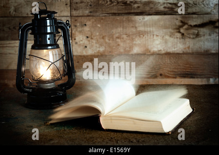 Vieux livre et lampe sur table Banque D'Images