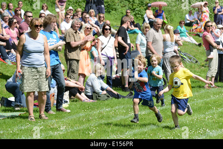 La journée des sports de l'école primaire des garçons junior course Uk Banque D'Images