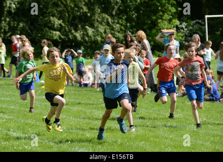 La journée des sports de l'école primaire des garçons junior course Uk Banque D'Images