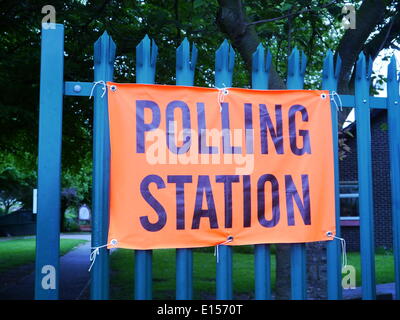 Newcastle Upon Tyne, au Royaume-Uni. 22 mai, 2014. L'approche de la fin du scrutin dans les 2014 élections européennes et locales, dans une école à Tyneside, . Credit : Victor W. Adams / Alamy Live News Banque D'Images