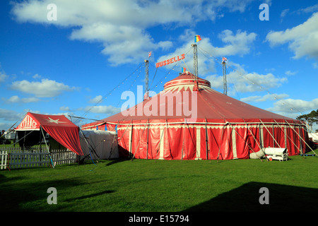 Russells, UK International du Cirque cirque Spectacles, Big Top tente, Norfolk, Angleterre Banque D'Images