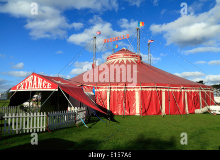 Russells, UK International du Cirque cirque Spectacles, Big Top tente, Norfolk, Angleterre Banque D'Images