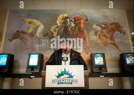 Elmont, New York, USA. 22 mai, 2014. Formateur Assistant ALAN SHERMAN traite de Kentucky Derby et Preakness, Chrome Californie gagnant à Belmont Park, le jeudi 22 mai 2014. California Chrome est un bon espoir pour courir à la 146e Belmont Stakes, le 7 juin. Credit : Bryan Smith/ZUMAPRESS.com/Alamy Live News Banque D'Images