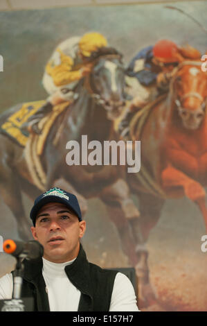 Elmont, New York, USA. 22 mai, 2014. Exercice rider WILLIE DELGADO traite de Kentucky Derby et Preakness, Chrome Californie gagnant à Belmont Park, le jeudi 22 mai 2014. California Chrome est un bon espoir pour courir à la 146e Belmont Stakes, le 7 juin. Credit : Bryan Smith/ZUMAPRESS.com/Alamy Live News Banque D'Images