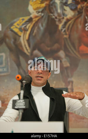 Elmont, New York, USA. 22 mai, 2014. Exercice rider WILLIE DELGADO traite de Kentucky Derby et Preakness, Chrome Californie gagnant à Belmont Park, le jeudi 22 mai 2014. California Chrome est un bon espoir pour courir à la 146e Belmont Stakes, le 7 juin. Credit : Bryan Smith/ZUMAPRESS.com/Alamy Live News Banque D'Images