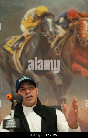 Elmont, New York, USA. 22 mai, 2014. Exercice rider WILLIE DELGADO traite de Kentucky Derby et Preakness, Chrome Californie gagnant à Belmont Park, le jeudi 22 mai 2014. California Chrome est un bon espoir pour courir à la 146e Belmont Stakes, le 7 juin. Credit : Bryan Smith/ZUMAPRESS.com/Alamy Live News Banque D'Images