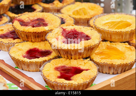 Des gâteaux à la fraise et pêche Banque D'Images