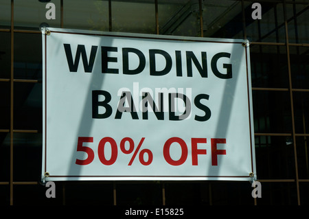 Mariage les signer dans la fenêtre d'un magasin de bijoux Banque D'Images