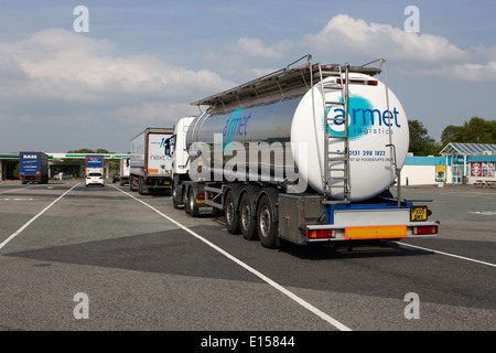 Camions poids lourds garés à southwaite services sur l'autoroute m6 cumbria uk Banque D'Images