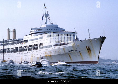 AJAXNETPHOTO.11E Juillet, 1982. SOUTHAMPTON, Angleterre. - Retours - BALEINES S.S.CANBERRA, ACQUISITIONED PAR LE MOD POUR SERVIR COMME UN CONFLIT, à bord pendant les Malouines, RETOURNE À SOUTHAMPTON accompagnée d'une flotte énorme de sympathisants. PHOTO:JONATHAN EASTLAND/AJAX. REF:CD 21103 1 05.HD LIN POUVEZ. Banque D'Images