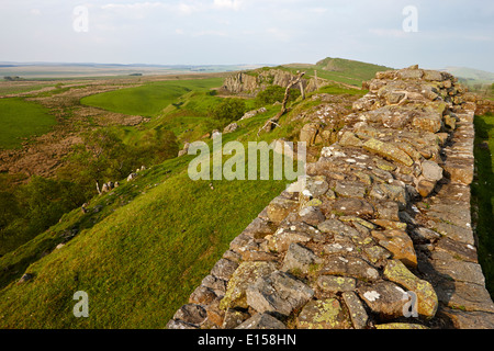 Regardant vers le bas d'une section de mur d'Hadrien à walltown rochers escarpés uk Northumberland Banque D'Images