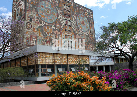 La peinture murale de l'extérieur de la bibliothèque de l'UNAM, Site du patrimoine mondial, la ville de Mexico Banque D'Images