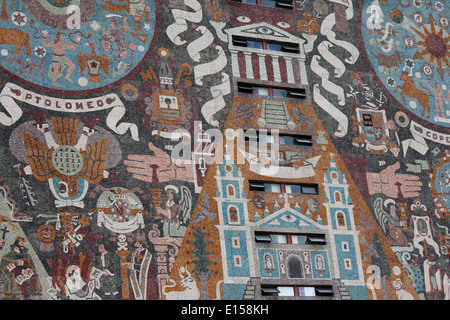 Détail de la peinture murale de l'extérieur de la bibliothèque de l'UNAM, Site du patrimoine mondial, la ville de Mexico Banque D'Images