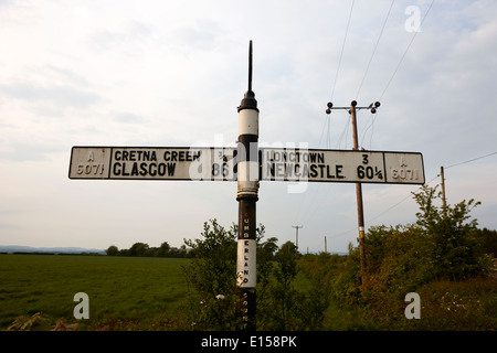 Millhill metal une ancienne route6071 marqueur dans l'ancien comté de Cumberland sur la frontière de l'Angleterre Ecosse maintenant en Cumbria Banque D'Images