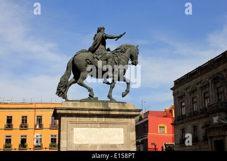 La statue équestre en bronze de Charles IV par Manuel Tolsa, appelé "caballito" ,en dehors de la National Art Museum, Mexico City Banque D'Images