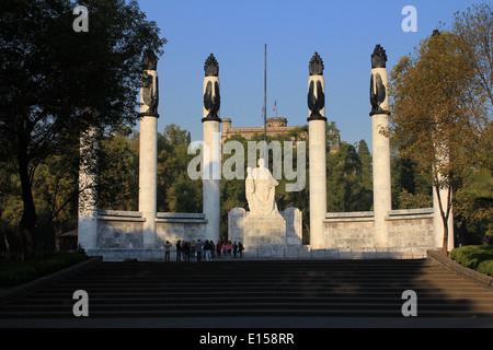 Monumento a los Niños Heroes et château de Chapultepec à Mexico Banque D'Images