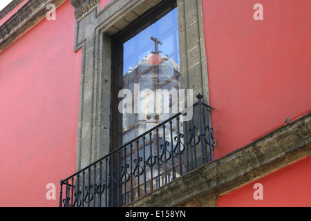 Reflet de la tour de l'église dans une fenêtre du Musée Franz Mayer, Mexico City Banque D'Images