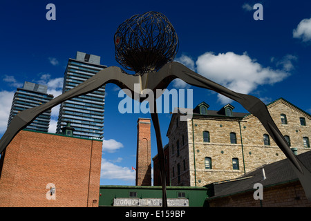 Il borgne en acier sculpture araignée à l'historique Gooderham and Worts Distillery District de Toronto avec ciel bleu Banque D'Images