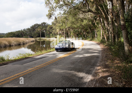 Couple de retraités roulant Porsche Boxster racé, FL, USA Banque D'Images