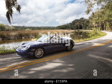 Couple de retraités roulant Porsche Boxster racé, FL, USA Banque D'Images