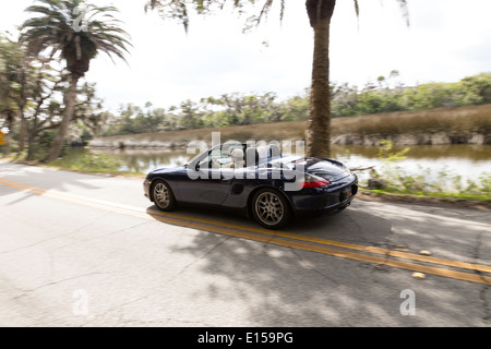 Couple de retraités roulant Porsche Boxster racé, FL, USA Banque D'Images