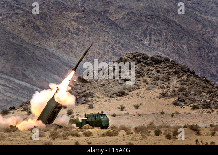 Les Marines américains tirent des roquettes à partir d'un M142 Système de roquettes d'artillerie à grande mobilité au cours de l'exercice Desert Scimitar au Marine Corps Air Ground Combat Center le 18 mai 2014 dans Twentynine Palms, California. Banque D'Images