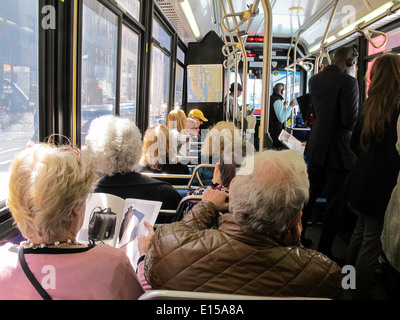 Les passagers à bord de Bus MTA, NYC Banque D'Images