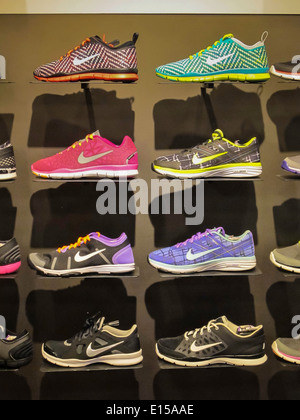 Mur pour chaussures de sport avec logo Swoosh Nikes, intérieur du magasin d'articles de sport de Modell, New York Banque D'Images