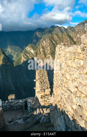 Garde au Machu Picchu, Vallée Sacrée, Andes, Pérou Banque D'Images