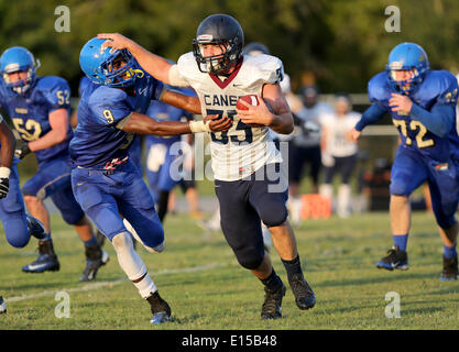 22 mai 2014 - Largo, Floride, États-Unis - DOUGLAS R. CLIFFORD.Palm Harbor High School de l'Université d'utiliser de nouveau Steve Charron (33), centre, les œuvres d'échapper Largo High School arrière défensif Jonathan Crawford (9), gauche, au cours du jeudi (5/22/14) jeu de football de Printemps à Largo. (Crédit Image : © Douglas R. Clifford/Tampa Bay Times/ZUMAPRESS.com) Banque D'Images