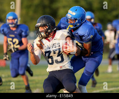 22 mai 2014 - Largo, Floride, États-Unis - DOUGLAS R. CLIFFORD.Palm Harbor High School de l'Université d'utiliser de nouveau Steve Charron (33), centre, est abordé par Largo High School arrière défensif Jonathan Crawford (9), gauche, au cours du jeudi (5/22/14) jeu de football de Printemps à Largo. (Crédit Image : © Douglas R. Clifford/Tampa Bay Times/ZUMAPRESS.com) Banque D'Images