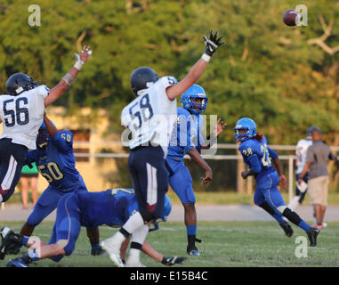 22 mai 2014 - Largo, Floride, États-Unis - DOUGLAS R. CLIFFORD.Largo High School quarterback Donovan Hale (4) passe par la couverture lourde sur le Palm Harbor High School de l'Université au cours de la défense du jeudi (5/22/14) jeu de football de Printemps à Largo. (Crédit Image : © Douglas R. Clifford/Tampa Bay Times/ZUMAPRESS.com) Banque D'Images