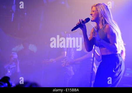 Ellie Goulding fonctionne à la Semaine de la musique canadienne 2014 à la FanFest Kool Haus à Toronto. Banque D'Images