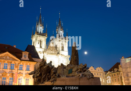 L'église de Tyn et la statue de Jan Hus monument la nuit Place de la Vieille Ville Prague République Tchèque Banque D'Images