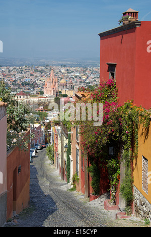 Rue Pierre pavées escarpées avec vue lointaine Parroquia San Miguel de Allende Mexique Banque D'Images