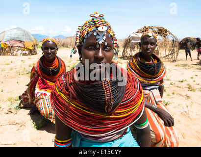 Belle femme Rendille dans leur village dans le nord du Kenya. Banque D'Images