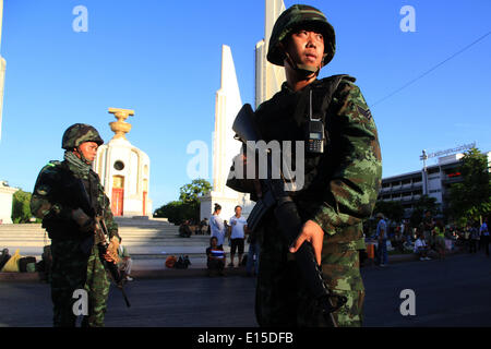 Bangkok, Thaïlande. 23 mai, 2014. Des soldats thaïlandais montent la garde à l'anti-gouvernement site rallye à Bangkok, Thaïlande, le 23 mai 2014. L'armée thaïlandaise le jeudi ont organisé un coup d'Etat pour renverser un gouvernement élu et le parlement et d'abolir la constitution après des mois d'un conflit politique non résolu. Credit : Rachen Sageamsak/Xinhua/Alamy Live News Banque D'Images