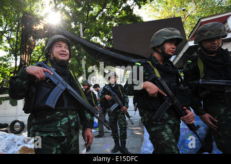 Bangkok, Thaïlande. 23 mai, 2014. Des soldats thaïlandais vérifier le site de rallye contre le gouvernement à Bangkok, Thaïlande, le 23 mai 2014. L'armée thaïlandaise le jeudi ont organisé un coup d'Etat pour renverser un gouvernement élu et le parlement et d'abolir la constitution après des mois d'un conflit politique non résolu. Credit : Rachen Sageamsak/Xinhua/Alamy Live News Banque D'Images