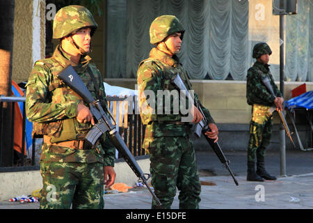 Bangkok, Thaïlande. 23 mai, 2014. Des soldats thaïlandais montent la garde à l'anti-gouvernement site rallye à Bangkok, Thaïlande, le 23 mai 2014. L'armée thaïlandaise le jeudi ont organisé un coup d'Etat pour renverser un gouvernement élu et le parlement et d'abolir la constitution après des mois d'un conflit politique non résolu. Credit : Rachen Sageamsak/Xinhua/Alamy Live News Banque D'Images