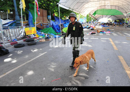 Bangkok, Thaïlande. 23 mai, 2014. Un soldat thaïlandais vérifie le site de rallye contre le gouvernement à Bangkok, Thaïlande, le 23 mai 2014. L'armée thaïlandaise le jeudi ont organisé un coup d'Etat pour renverser un gouvernement élu et le parlement et d'abolir la constitution après des mois d'un conflit politique non résolu. Credit : Rachen Sageamsak/Xinhua/Alamy Live News Banque D'Images