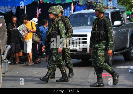 Bangkok, Thaïlande. 23 mai, 2014. Des soldats thaïlandais vérifier le site de rallye contre le gouvernement à Bangkok, Thaïlande, le 23 mai 2014. L'armée thaïlandaise le jeudi ont organisé un coup d'Etat pour renverser un gouvernement élu et le parlement et d'abolir la constitution après des mois d'un conflit politique non résolu. Credit : Rachen Sageamsak/Xinhua/Alamy Live News Banque D'Images