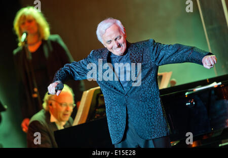 Berlin, Allemagne. 22 mai, 2014. Charles Aznavour chante lors du concert pour célébrer son 90e anniversaire à Berlin, Allemagne, 22 mai 2014. Le French-Armenian singer a composé plus de 700 chansons au cours de ses plus de 70 ans de carrière et a travaillé sur plus de 70 films. Photo : Bernd von Jutrczenka/dpa/Alamy Live News Banque D'Images