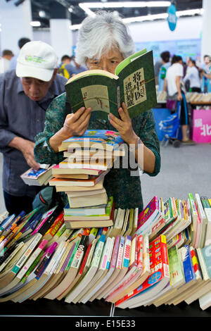 Beijing, Chine. 23 mai, 2014. Les lecteurs de participer au quatrième livre de Beijing juste d'échange tenue à la bibliothèque de la capitale de Chine à Beijing, capitale de Chine, le 23 mai 2014. Le quatrième livre de Pékin juste échange ouvert vendredi à Beijing. Plus de 10 000 livres usagés et des magazines sont disponibles pour les swaps. © Zhao Bing/Xinhua/Alamy Live News Banque D'Images