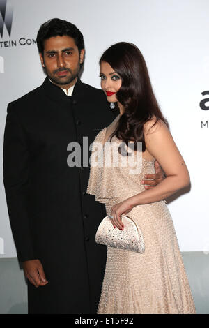 Cannes, France. 22 mai 2014. Acteur de cinéma indien Abhishek Bachchan (l) et l'actrice indienne Aishwarya Rai modèle et assister au gala amfAR Cinema Against AIDS 2014 tenue à l'hôtel du Cap Eden Roc, au Cap d'Antibes, France, 22 mai 2014, lors de la 67 e assemblée annuelle du Festival de Cannes. Photo : Hubert Boesl/dpa AUCUN SERVICE DE FIL/Alamy Live News Banque D'Images