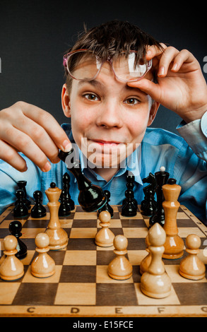 Wunderkind jouer aux échecs. Funny boy nerd. Banque D'Images