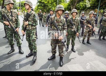 Bangkok, Bangkok, Thaïlande. 23 mai, 2014. Des soldats thaïlandais en poste à un point de contrôle à Bangkok. L'armée thaïlandaise a saisi le pouvoir militaire au cours d'un coup jeudi soir. Ils ont suspendu la constitution et terminé le régime civil. C'est le 2ème coup d'État en Thaïlande depuis 2006 et au moins la 12e depuis 1932. Crédit : Jack Kurtz/ZUMAPRESS.com/Alamy Live News Banque D'Images