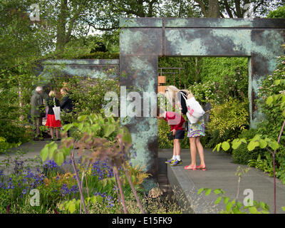 Chelsea, London, UK. 22 mai 2014. Les visiteurs à Chelsea Flower Show 2014 : Crédit Cabanel/Alamy Live News Banque D'Images