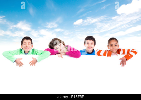 Groupe d'enfants avec un tableau blanc Banque D'Images